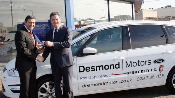 Garrett Mallon (right), managing director of Desmond Motors, presenting Derry City manager Peter Hutton with the keys to the new Ford car.