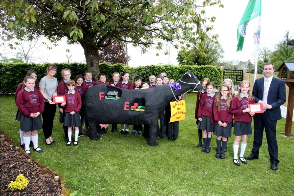 22/5/2015 Musgrave NI & Ulster Farmers' Union School's Art Competition Winner Woods PS. (Lot) Deborah Quinn from UFU and Noel Sweeney from Musgrave hand the winning envelope to the pupils