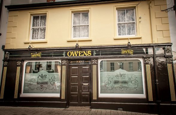 23/05/2016, Limavady – Episode five of the sixth season of Game of Thrones® has aired and Tourism Ireland unveiled its fifth ‘Door of Thrones’ – this time in Frank’s (Owens) Bar in Limavady. PIC SHOWS: Frank’s (Owens) Bar in Limavady, where the fifth intricately carved door in Tourism Ireland’s Game of Thrones® campaign will hang. Pic – Tourism Ireland (no repro fee) Further press info – Clair Balmer, Tourism Ireland 07766 527719
