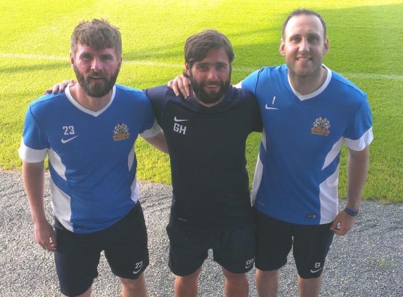 Psddy McCourt (left) with Glenavon manager Gary Hamilton (middle) after singing for the club tonight