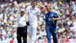 Boyd-Rankin-of-England-leaves-the-field-after-picking-up-an-injury-during-day-one-of-the-Fifth-A