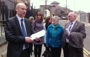 Detective Chief Inspector McClarence with Const. Reynolds family outside Derry Courthouse.