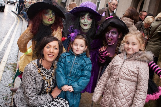 Mayor Brenda Stevenson with Mia and Freya Beggs with the cast of "Witches"