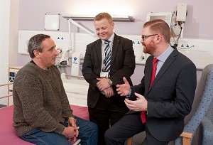 Health Minister Simon Hamilton today visited Altnagelvin Area Hospital to hear how the new cardiology service had performed during its first year of 24/7 service and to view progress on the hospital's new Radiotherapy Unit.  Photographed with the Minister are Patient Dermot McClintock and Dr Aaron Peace, Consultant Cardiologist. Photography by Andrew Towe, Parkway Photography.