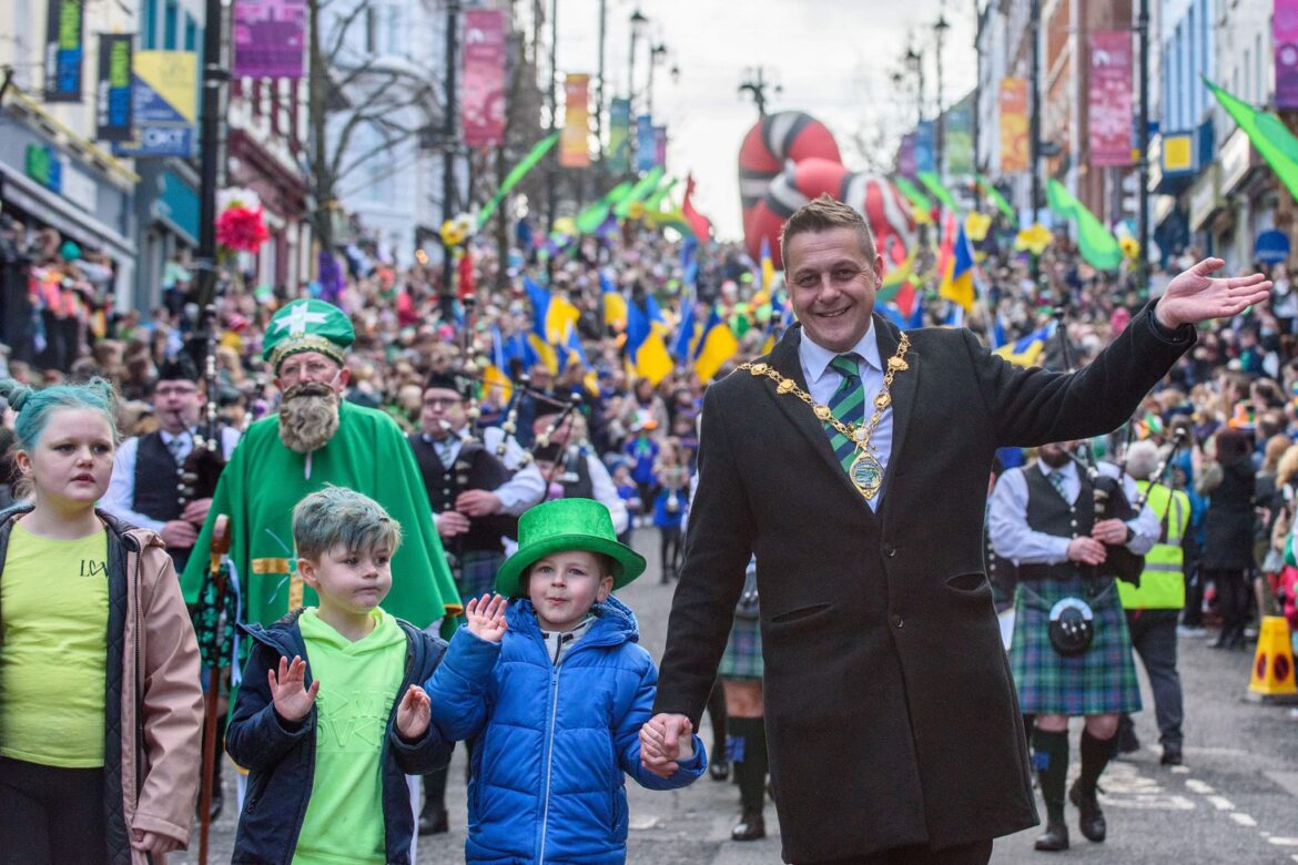 Thousands enjoy return of Derry’s St Patrick’s Day parade Derry Daily